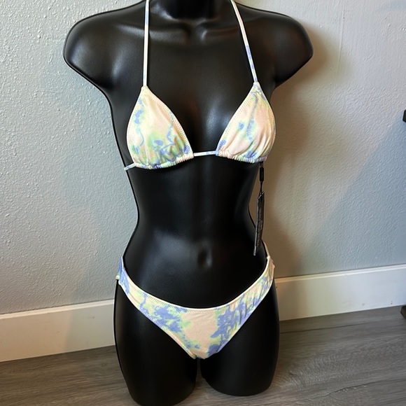 Normal coverage bottom with string top swimsuit set. - Picture 2 of 12